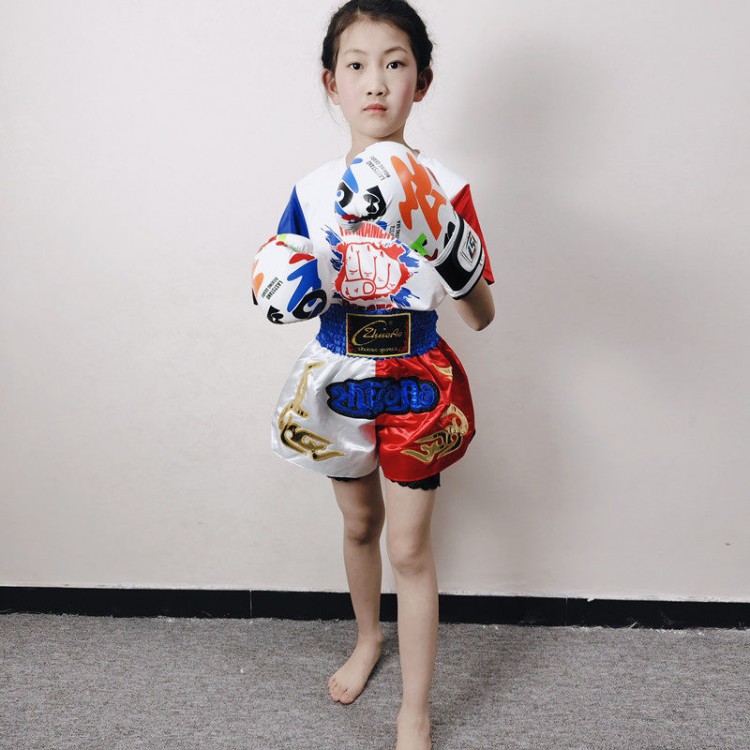 Blue-waist shorts + Mesh quick-dry red-blue-sleeve T-shirt printed with red-blue fists Blue-waist shorts + Mesh quick-dry red-blue-sleeve T-shirt printed with red-blue fists